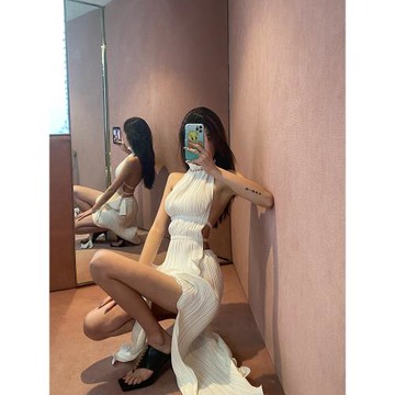 穎三三性感女神炸街卷邊雙開叉高腰百褶半身裙鏈條大露背上衣套裝