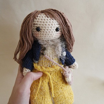 手鉤玩偶 小美娃娃 棕髮 黃色寬褲 短外套 側背包 褲裝娃娃