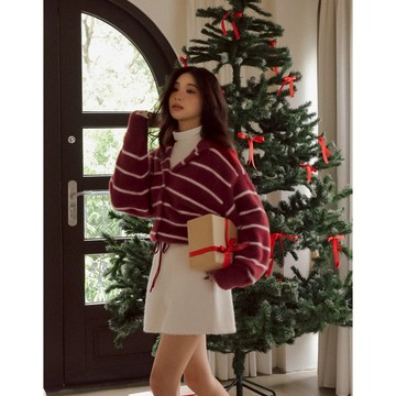 AIR SPACE LADY V 領排扣下擺抽繩條紋仿貂毛短版連帽針織開襟衫(白/紅) 女裝 現貨