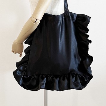 大量褶邊收集常規尺寸手提袋緞面黑色
