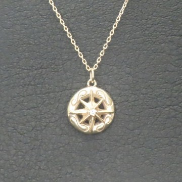 太陽神項鍊 K10YG【免費刻字】太陽 日光 唐草 蔓草 阿拉伯式纏繞紋飾 項鍊 墜飾 K10 K10YG 黃金 金