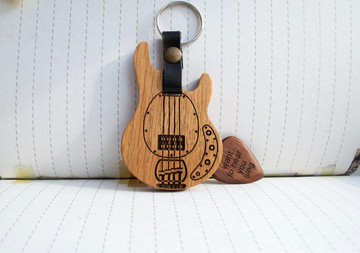 貝斯吉他造型鑰匙圈附磁吸吉他撥片座，客製化木質撥片收納
