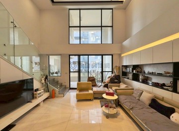 巨蛋精華區 翻新過的百坪樓中樓含車位｜高雄市鼓山區文忠路