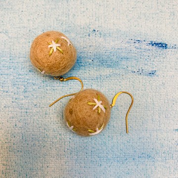 一身毛球系列 -刺繡羊毛球 耳環