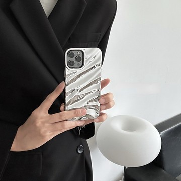 銀色褶皺小眾高級感 適用 iphone16promax手機殼 蘋果手機殼 15 14 13 保護套防摔