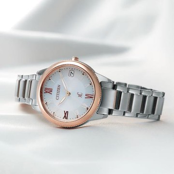 【CITIZEN】星辰 xC 光動能 Eco-Drive EO1234-51A 羅馬字 藍寶石鏡面 日期顯示 鋼錶帶女錶 白/銀 32mm
