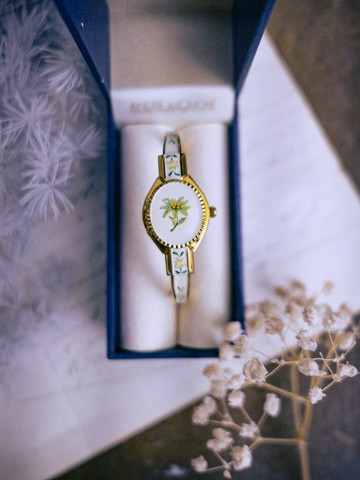André Mouche 白底雪絨花琺瑯翻蓋錶—歐洲古董首飾 Vintage