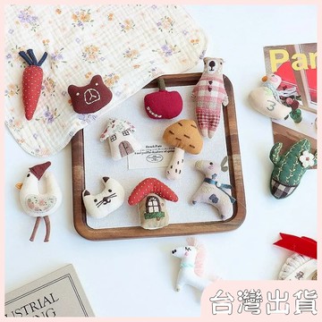 ✨臺灣出貨✨【飾飾如意】新款復古森系布藝卡通棉麻胸針 公仔小熊手工飾品掛件 兒童別針配飾 ins風卡通胸針 情侶款 別針