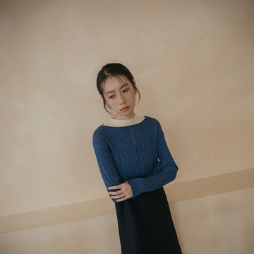 氣質微透膚坑條針織上衣-藍