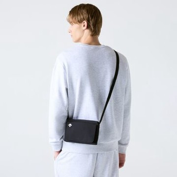 DESCENTE 迪桑特 側背包 斜背包 小包 運動小包 隨身小包 TRAVEL FLAT MINI CROSS BAG 黑 SR123UBG18-BLK0