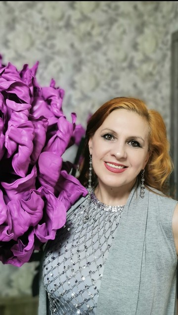 巨型牡丹花。 70 公分頭狀花序。巨大的花卉裝飾。戶外花卉裝飾