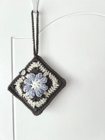 午夜的森林。編織花朵耳機包。灰藍色拼棕灰色