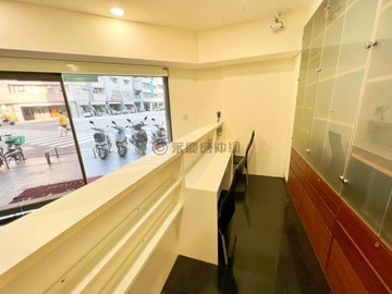 西區燙金門牌超大面寬醒目三角窗加休旅車位｜台中市西區自由路一段