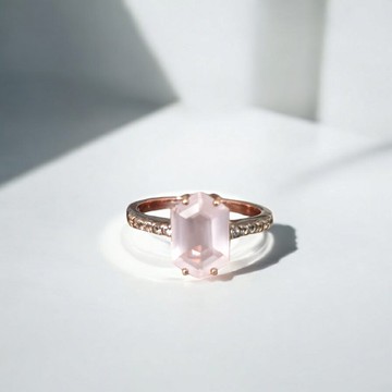 六角形薔薇石英戒指，綴以白色拓帕石，純銀925戒台。