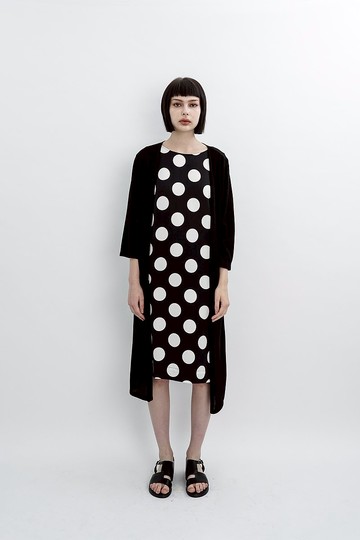 俐落剪接直條。黑色棉質罩衫。春夏 | Ysanne