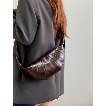 免運🔥簡約牛角包高級感餃子包單肩包斜挎包韓版可頌女包復古侧背包 斜背包 托特包 包包 旅行包 手提包 腋下包 半月包