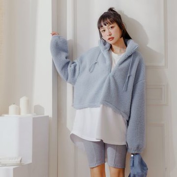 OB嚴選中大尺碼-假兩件絨毛拼接抽繩長版上衣《AB19196》