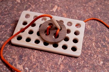 木製紐扣縫紉與穿線玩具，天然木製益智玩具