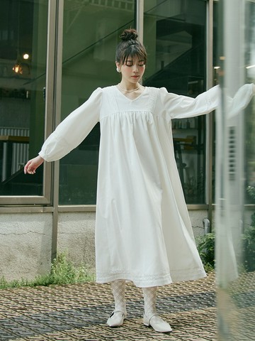 蕾絲拼接V領寬鬆棉麻洋裝