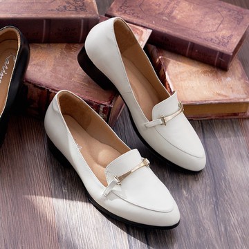 金屬飾釦真皮低跟樂福鞋 起司白