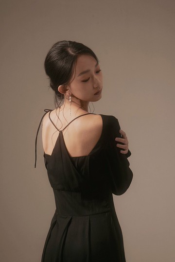 墨黑百摺抽繩洋裝