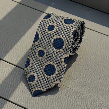 摩登圓點藍金領帶-圓點圖案的節拍感