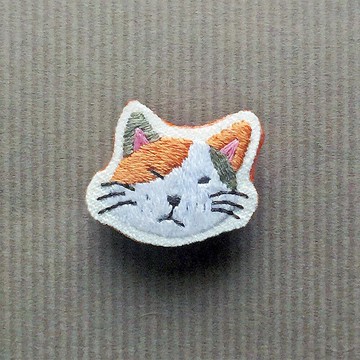 迷你手工刺繡胸針/別針 阿貓一號 | 客製化禮物