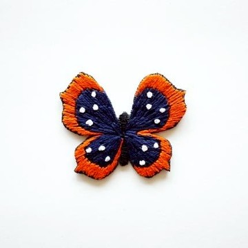 紫斑蝶蝴蝶手工刺繡胸針