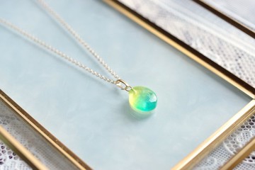 樹脂藝術 橢圓形吊墜・鳥籠裡的金絲雀