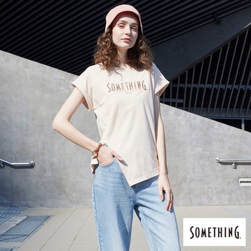 SOMETHING 女裝 剪裁繡印花短袖T恤-淺卡其
