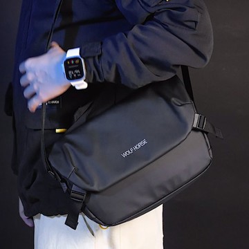 男士側背包斜背包肩背包 斜挎包男磁吸扣背包多功能潮胸包男士運動郵差通勤包單肩騎行跨包