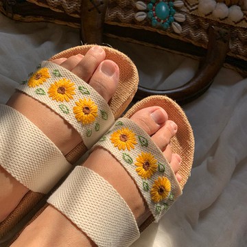 拖鞋刺绣向日葵。