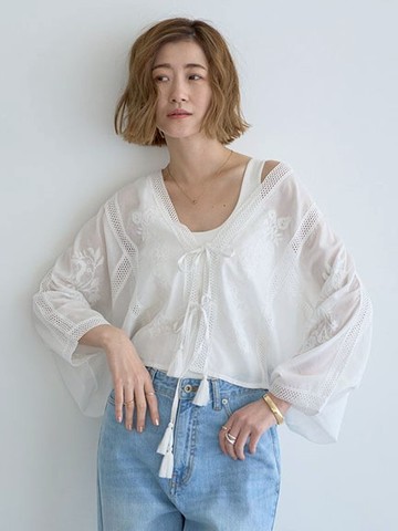 輕盈透膚蕾絲花卉刺繡綁帶短版罩衫(07000137700) - YECCA VECCA