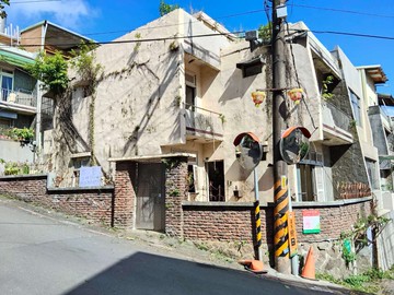 竹圍邊間帶建照透天厝土地大-屋主誠意售-看屋談價｜新北市淡水區大同路