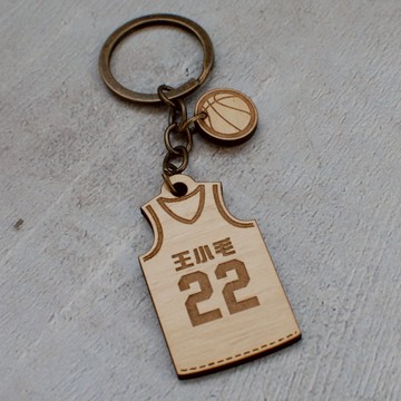 訂做你的名字 🏀客製化籃球球衣木質吊飾🏀  滿百不含運才出貨!中英文語言字數皆不限