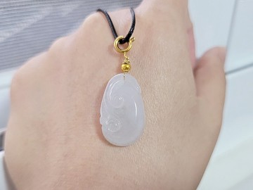 【親翠】天然翡翠 冰潤純淨瑪瑙底 | 白厚如意 | 皮繩鎖骨鏈