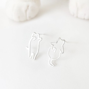/ 抱抱貓咪 / 不對稱貓咪925純銀耳環
