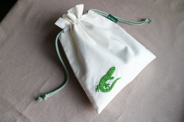 手工刺繡束口袋 / 白底綠守宮