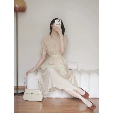 小個子法式別致高級感米色V領連衣裙子氣質長裙女裝夏季2025新款