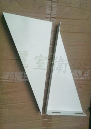 【麗室衛浴】烤白三角鐵架 支撐面盆或檯面 (單位/1對)