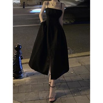 party小禮服高端輕奢小眾海邊度假赫本風黑色一字肩吊帶連衣裙秋