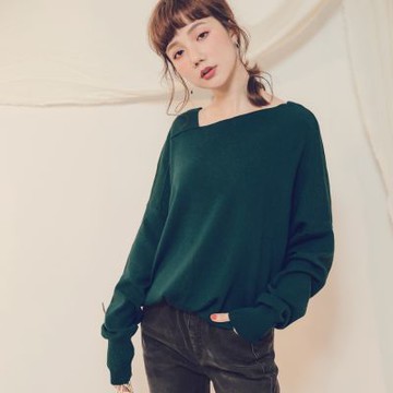 OB嚴選中大尺碼-純色斜領縮口包芯紗針織上衣《FA1732》