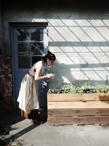 【ZhiZhiRen】手工植物染左右剪裁洋裝 | 杉沐系列