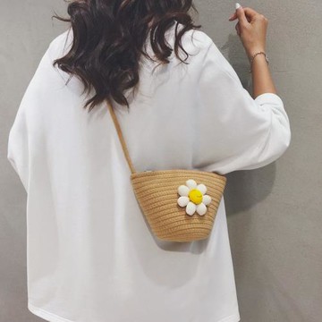 甜美小清新夏季編織包女小包包2025新款百搭水桶包海邊沙灘草編包