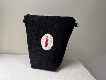 1000枚女子展-手刺繡手工衍縫拉鍊包-繡黑