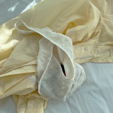 花瓣肩背包 (象牙白)