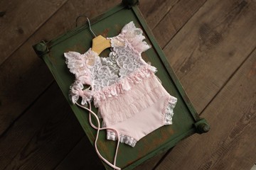 淡粉色蕾絲新生兒連身 romper 與髮帶套組