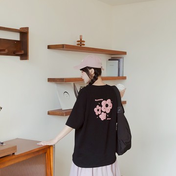 QUEENSHOP_ S 女裝 短袖 花花立體刺繡印圖寬版上衣 三色售 現+預 【01190230】