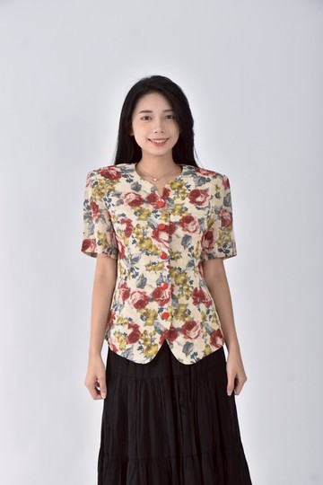 (S) 【簡立喆私服】林依樺花卉腰身透膚杏色襯衫上衣