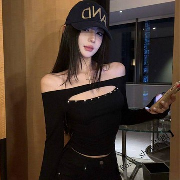 【臺灣出貨】🍉時尚新款一字肩T恤女辣妹鏤空鉚釘修身顯瘦長袖內搭冬季黑色上衣 t恤女 正韓T恤 女生上衣 休閒上衣